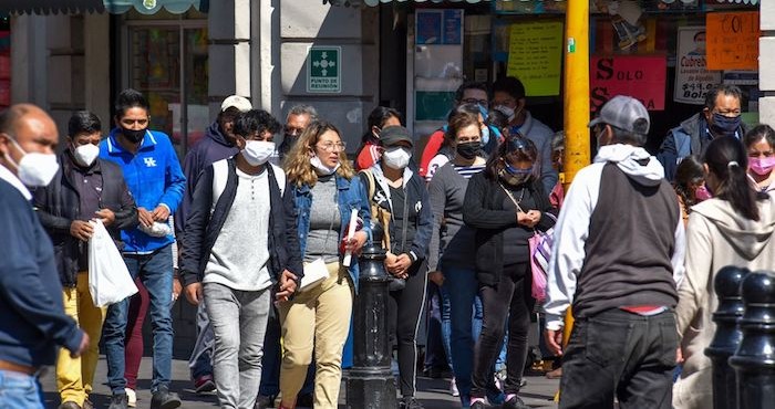 Personas con cubrebocas caminan por las calles del Centro Histórico de la Ciudad de México.