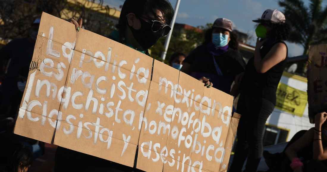 Colectivas deministas protestaron por los recientes feminicidos sucedidos este fin de semana en Quintana Roo, uno de ellos, el de Victoria Salazar, quien murió a manos de los policías cuando fue arrestada.