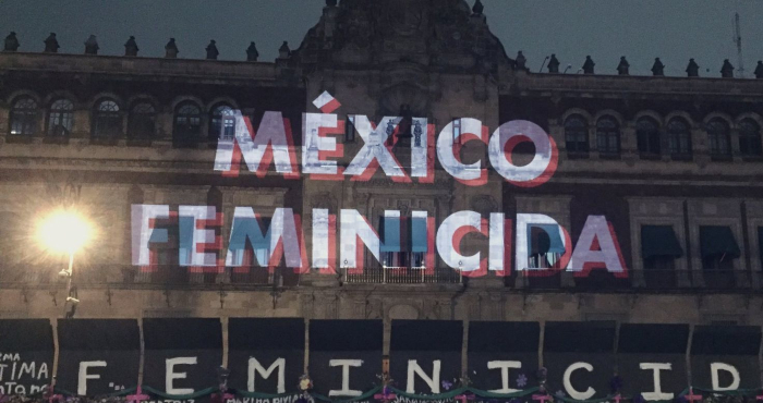 Durante la intervención a las vallas colocadas previo a las movilizaciones del 8M se realizó un performance de proyección a las paredes de Palacio Nacional.