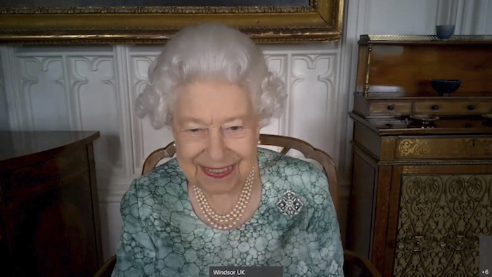 En Esta Fotografía Sin Fecha Proporcionada El De Marzo De Por El Palacio De Buckingham La Reina Isabel Ii De Gran Bretaña Habla Con Expertos Y Niños De La Primaria Thomas Jones En Un Evento Virtual Para Celebrar La Semana De La Ciencia En Gran Bretaña