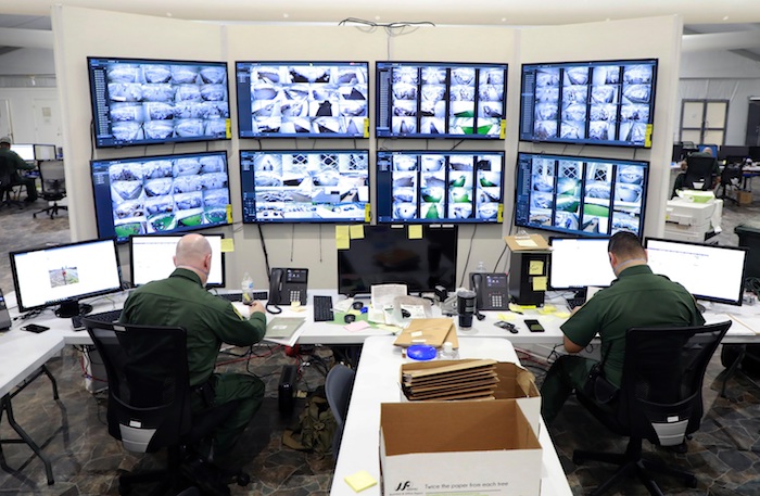 Fotografía del 17 de marzo cedida por la Oficina de Aduanas y Protección de Fronteras (CBP) donde se muestra la sala de control en las instalaciones de procesamiento temporal en Donna, Texas. 