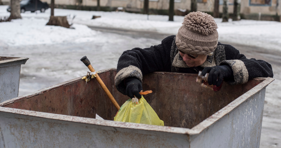 Una mujer busca comida en un contenedor de basura en Avdiivka, Ucrania, el 5 de febrero de 2017.