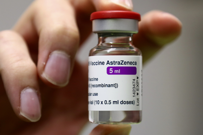 Personal médico prepara una vacuna de AstraZeneca contra el coronavirus en el centro de vacunación de Ebersberg, Múnich, Alemania, el lunes 22 de marzo de 2021. 