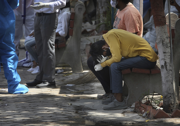 Personas Afuera De Un Crematorio Para Pacientes Fallecidos Por Coronavirus En Nueva Delhi India El De Abril De