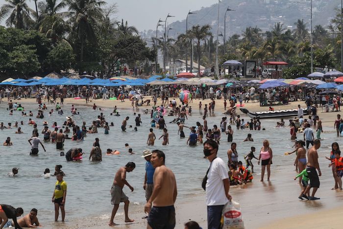 Con motivo de las vacaciones de la Semana Mayor, cientos de turistas abarrotaron las las playas de Acapulco, esto pese al llamado de autoridades de quedarse en casa por una supuesta tercera ola de contagios por COVID-19, debido a esta alta movilidad en todo el país. 