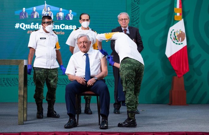 El Presidente De México André Manuel López Obrador Cuando Recibe Su Vacuna Contra La Covid En Palacio Nacional