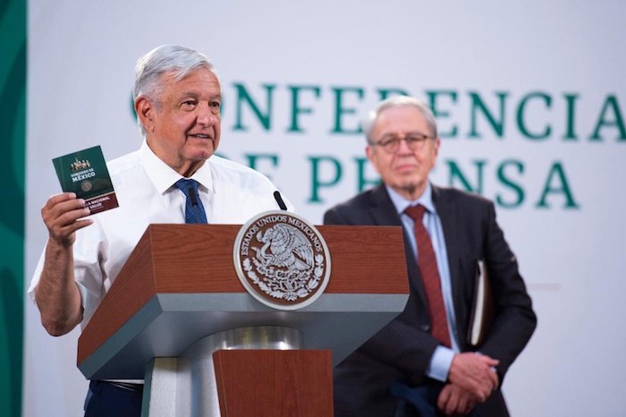 Amlo Muestra Su Cartilla De Vacunación