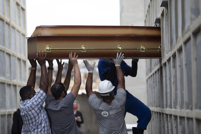 Operarios Y Familiares Introducen El Féretro Con Los Restos De Una Mujer Que Murió Por Complicaciones De La Covid En Un Nicho En El Cementerio De Inahuma En Río De Janeiro Brasil El De Abril De