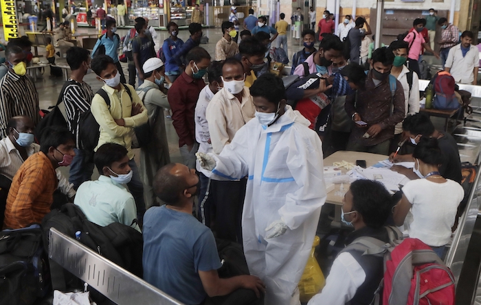 Pasajeros De Trenes De Larga Distancia Esperan Para Someterse a Una Prueba De Detección Del Coronavirus a Su Llegada a La Estación Chhatrapati Shivaji Maharaj En Mumbai India El De Marzo De