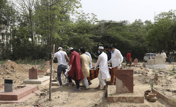 Varias Personas Cargan El Cadáver De Una Víctima De Covid El Lunes De Abril De Para Su Entierro En Un Cementerio De Nueva Delhi India