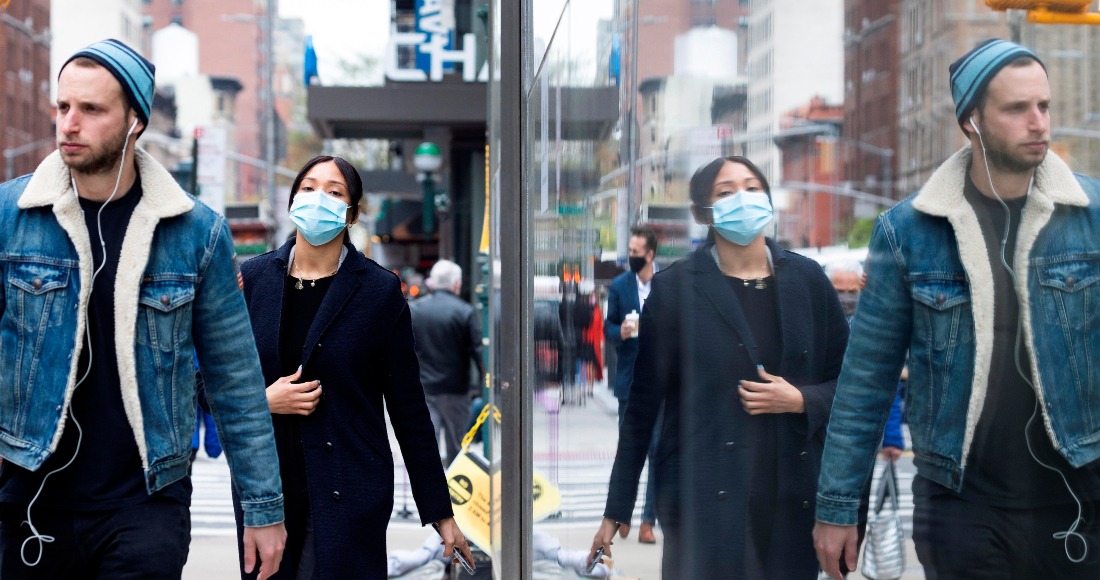 Personas con y sin mascarilla caminan por una calle de Nueva York (EU), hoy 27 de abril de 2021.