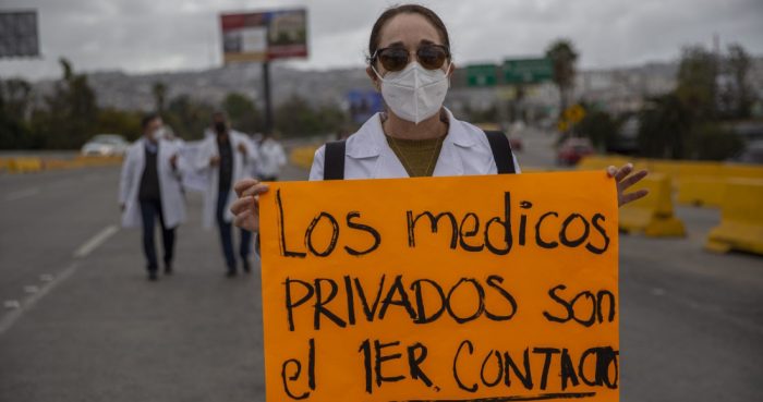 Protesta de médicos privados por la falta de la vacuna contra la COVID-19.