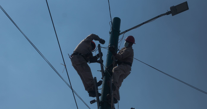 Trabajadores De La Cfe Reparan El Servicio Eléctrico En Iztapalapa