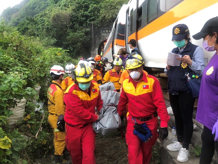 Poco a poco los cuerpos de emergencia comienzan a rescatar los cuerpos de las víctimas que dejó el descarrilamiento del tren.