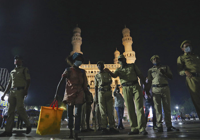 Unos Agentes De La Policía India Despejan Una Calle Durante Un Toque De Queda Impuesto Por Gobierno Estatal El Martes De Abril De En Hyderabad India