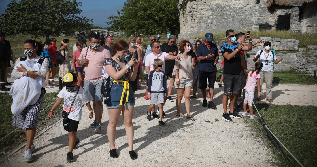 Fotografía de archivo del 5 de enero de 2021 de turistas en las ruinas mayas de Tulum, estado de Quintana Roo, México.