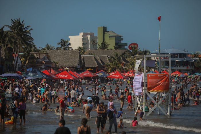 Cientos de turistas y locales acudieron a las playas veracruzanas a divertirse durante el Sábado de Gloria, pese a que las playas están catalogadas por las autoridades como zona de alto contagio, esto debido a que continúan los casos por COVID-19 en México. 