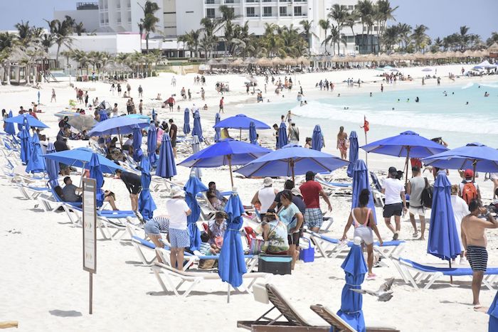 Vacacionistas disfrutan de las playas de Cancún, Quintana Roo, en el periodo de Semana Santa. 