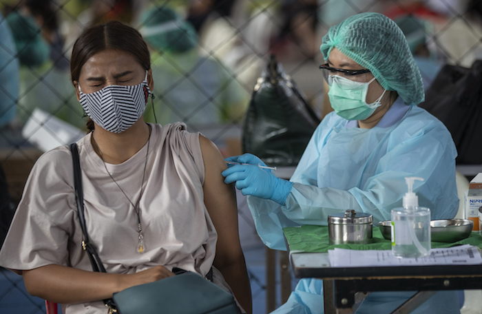 Una trabajadora sanitaria administra una dosis de la vacuna contra la COVID-19 a una trabajadora en una zona de ocio donde se identificó un foco de infección de COVID-19, en Bangkok, el miércoles 7 de abril de 2021. 