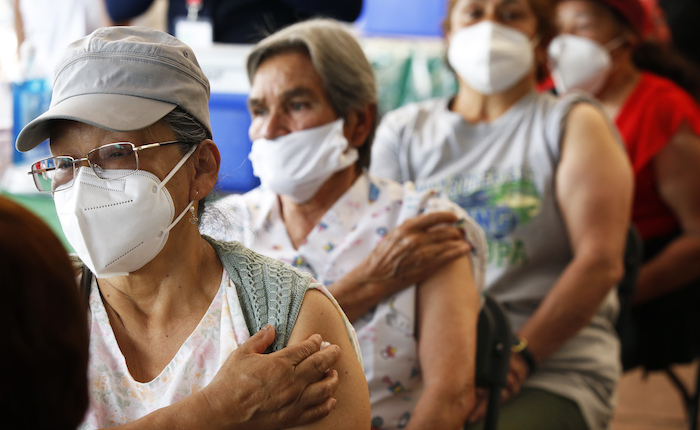 Personas mayores de 60 años esperan en observación luego de recibir la segunda dosis de la vacuna AstraZeneca contra la COVID-19 en el Estadio Olímpico Universitario de la Ciudad de México, el lunes 12 de abril de 2021. 