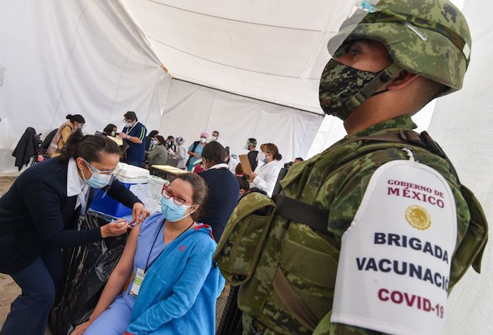 Vacunación contra la COVID-19 para personal de salud en hospitales del Estado de México. 