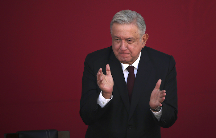 En esta fotografía de archivo del 9 de febrero de 2021, el Presidente mexicano Andrés Manuel López Obrador aplaude durante una ceremonia en el Castillo de Chapultepec en la Ciudad de México.