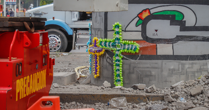 Imagen del 6 de mayo de 2021 de cruces colocadas en recuerdo a las víctimas fallecidas en el sitio donde colapsó la estructura de un tramo elevado del Metro de la Línea 12 causando el desplome de los vagones de un tren, en la Ciudad de México, capital de México.