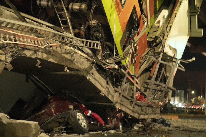 Imagen del 3 de mayo de 2021 del sitio donde colapsó la estructura de un tramo elevado del Metro de la Línea 12 causando el desplome de los vagones de un tren, en la Ciudad de México. 