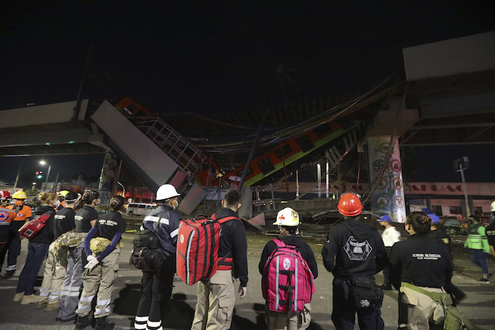 El personal de rescate se detiene frente a los vagones del Metro de Ciudad de México después de que una sección de la Línea 12 se derrumbó en la capital mexicana, el martes 4 de mayo de 2021. 