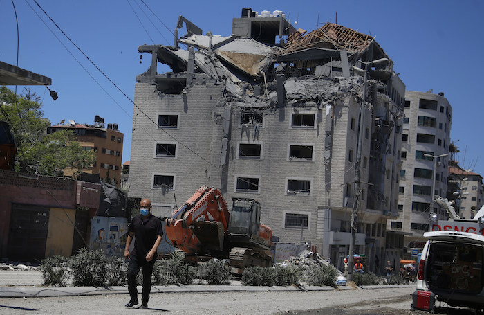 Un Palestino Pasa Junto a Un Edificio Golpeado Por Un Ataque Israelí En Ciudad De Gaza El Martes De Mayo De