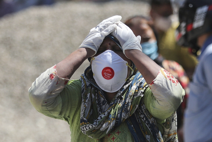 Un familiar de una persona fallecida a causa del coronavirus se lleva las manos a la cabeza en un crematorio en Jammu, India, el 25 de abril de 2021. 