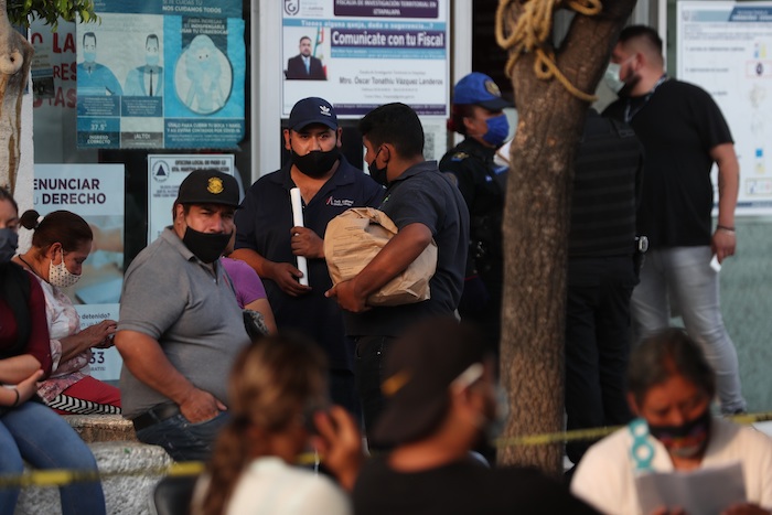 Familiares de las personas fallecidas durante el desplome de dos vagones del Metro de la Línea 12 mientras esperaban ayer la entrega de los cuerpos de las víctimas, en Ciudad de México. 