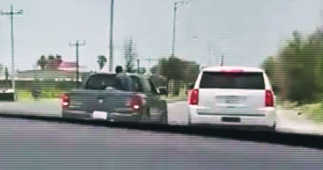 Momento en el que sujetos armados detienen la camioneta donde viajaba Mario Delgado en Tamaulipas.