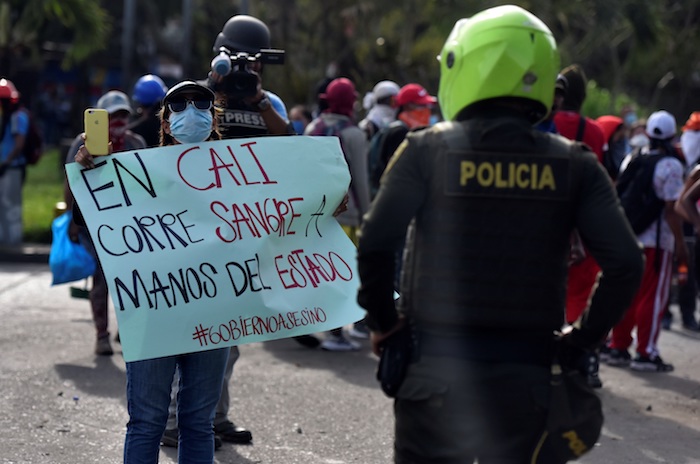 Una Manifestante Muestra Un Cartel a Un Policía Durante Unas Protestas El De Mayo De En El Barrio Siloé En Cali colombia