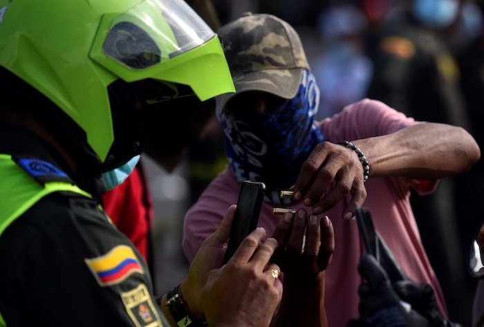 Un Manifestante Muestra Unos Cartuchos De Bala a Un Policía Durante Unas Protestas El De Mayo De En El Barrio Siloé En Cali colombia