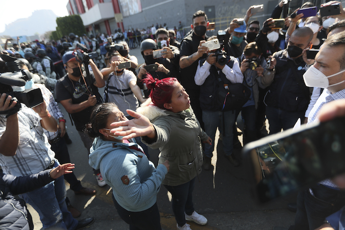 Una mujer exige información a un Diputado sobre los heridos en un accidente de Metro, cerca del lugar del siniestro, en Ciudad de México, el martes 4 de mayo de 2021. 