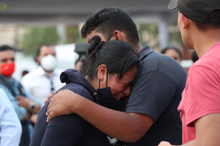 Familiares de las personas fallecidas durante el desplome de dos vagones del Metro de la Línea 12 esperaban ayer la entrega de los cuerpos de las víctimas, en Ciudad de México. 