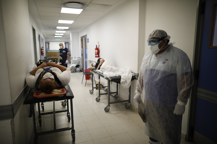 Pacientes yacen en camillas en un pasillo del hospital Dr. Norberto Raul Piacentini, en Lomas de Zamora, Argentina, el viernes 23 de abril de 2021, en medio de la pandemia de coronavirus. 