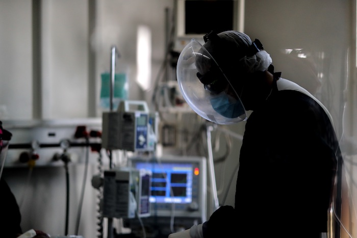 Personal médico realiza controles a sus pacientes en una Unidad de Cuidados Intensivos en un hospital de Buenos Aires, el 29 de abril de 2021. 