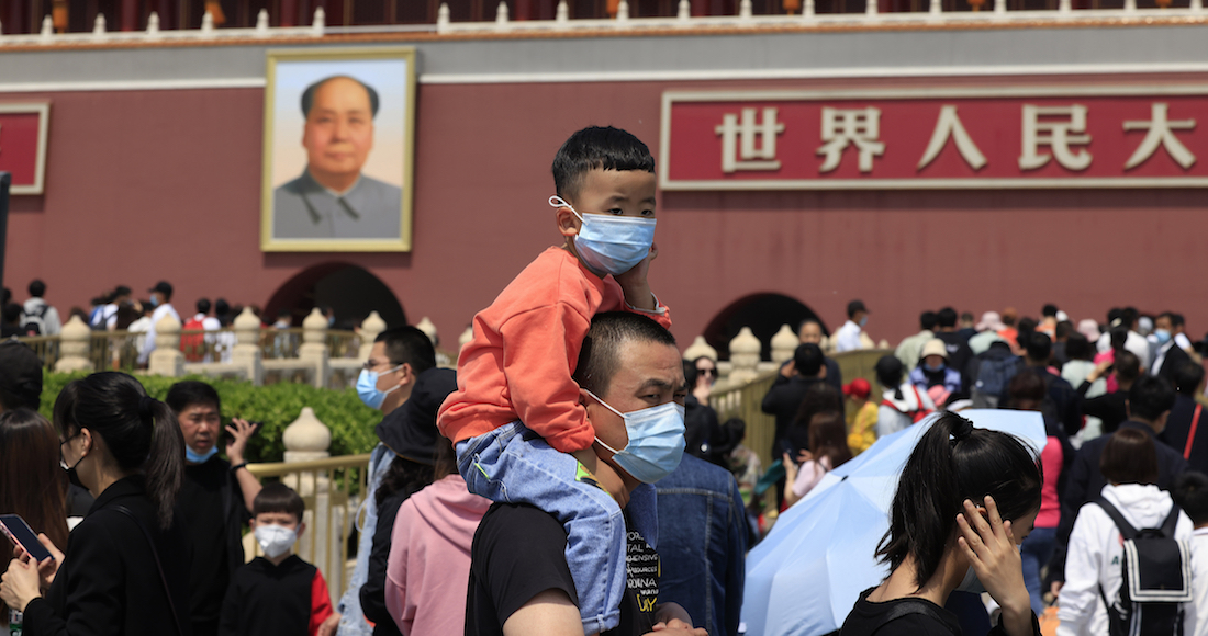 Foto de un padre y su hijo durante un paseo en china