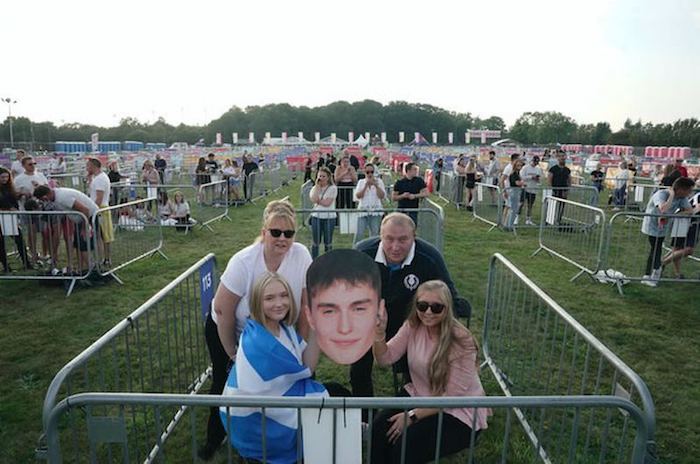 Sam Fender fue el artista del "primer concierto de la sana distancia" en Newcastle, Reino Unido. 