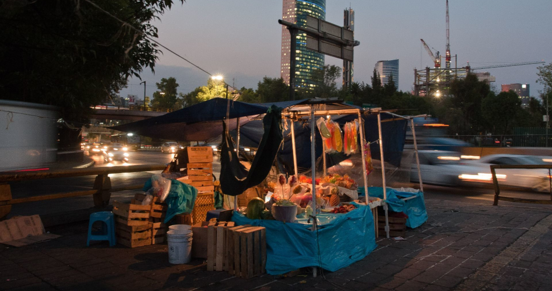 Puesto de fruta a la salida del Metro Chapultepec de la Ciudad de México.