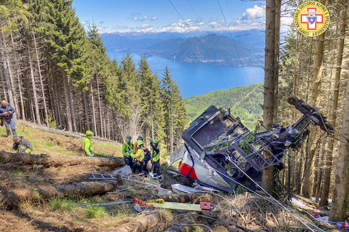 Rescatistas trabajan entre los restos de un teleférico accidentado cerca de la cima de la línea Stresa-Mottarone en la región del Piamonte, en el norte de Italia, el domingo 23 de mayo de 2021.