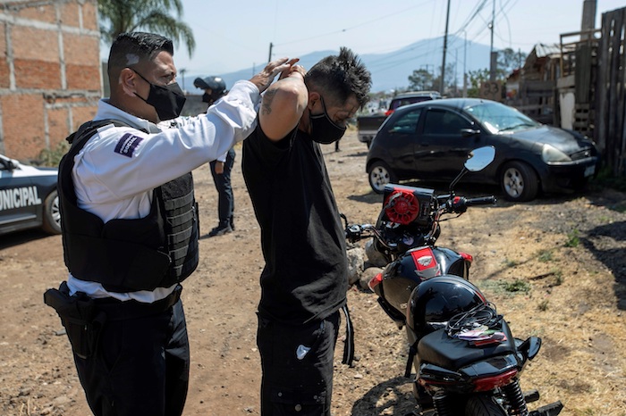 Fotografía De La Revisión De Un Hombre En Busca De Armas En Un Operativo De Vigilancia Del Ejército Mexicano Y La Policía Municipal El De Mayo De En Morelia Michoacán méxico