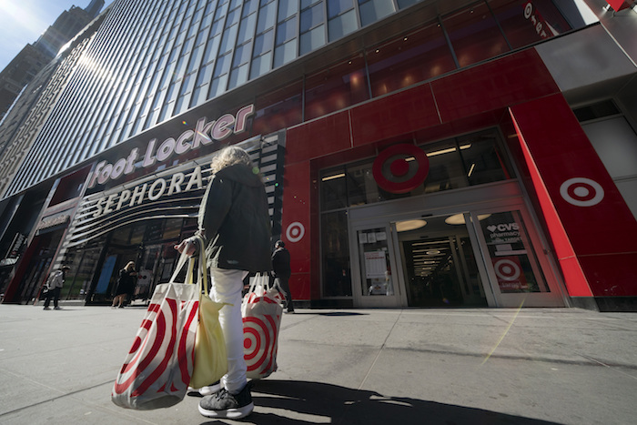 Una Persona Haciendo Compras En Nueva York El De Abril Del