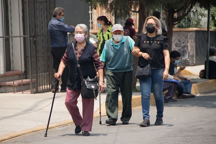 Adultos Mayores de la Alcaldía de Gustavo A. Madero acudieron a la Escuela Nacional Preparatoria 9, de la UNAM, a aplicarse la segunda dosis de la vacuna. 