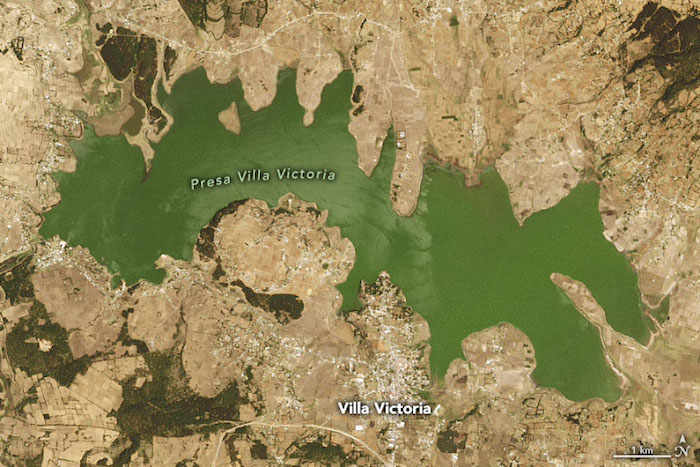 Imagen compartida por la NASA sobre la presa Villa Victoria, captada el 27 de marzo de 2020.