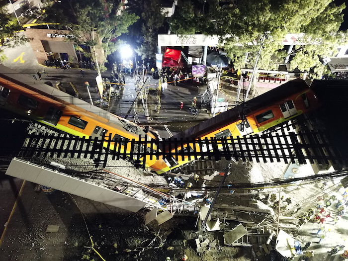 Vista Aérea Del De Mayo De Del Sitio Donde Colapsó La Estructura De Un Tramo Elevado Del Metro De La Línea Causando El Desplome De Los Vagones De Un Tren En La Ciudad De México Capital De México