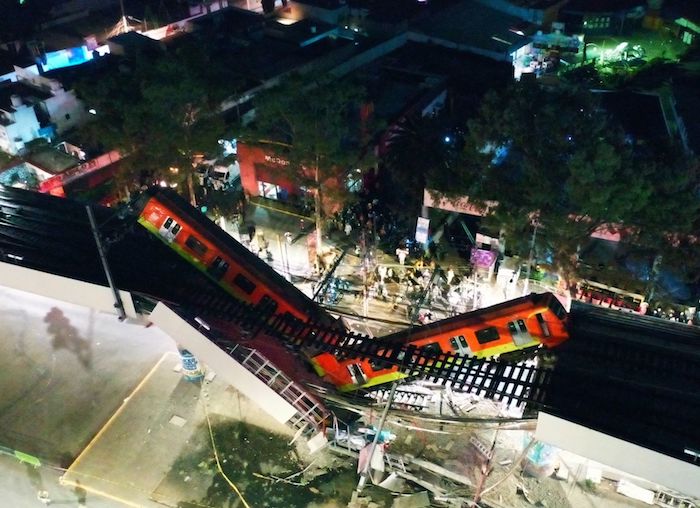 Desde las alturas se observan los dos vagones que quedaron colgados tras colapsarse una trabe de la vía elevada de la Línea 12 del Metro, a la altura de la estación Olivos.