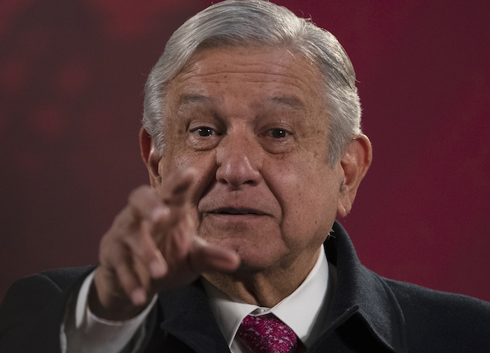 En esta fotografía de archivo del 18 de diciembre de 2020, el Presidente mexicano Andrés Manuel López Obrador da su conferencia de prensa matutina programada regularmente en el Palacio Nacional en la Ciudad de México.